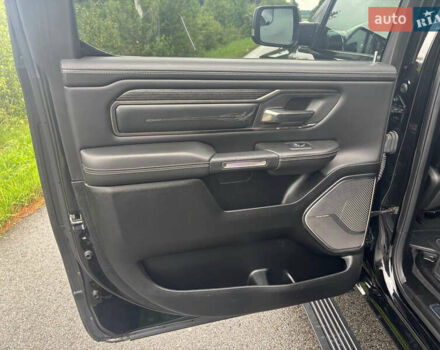 Черный Додж RAM 1500, объемом двигателя 5.65 л и пробегом 82 тыс. км за 46000 $, фото 7 на Automoto.ua