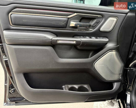 Черный Додж RAM 1500, объемом двигателя 5.7 л и пробегом 94 тыс. км за 59900 $, фото 4 на Automoto.ua