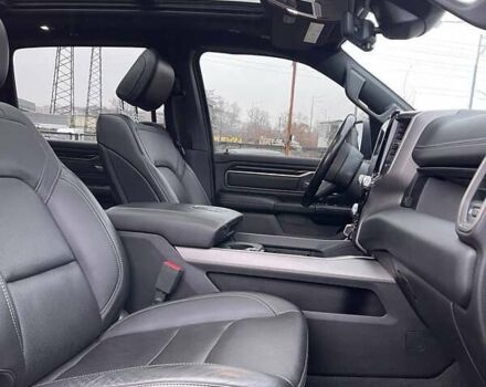 Черный Додж RAM 1500, объемом двигателя 5.7 л и пробегом 172 тыс. км за 48000 $, фото 15 на Automoto.ua