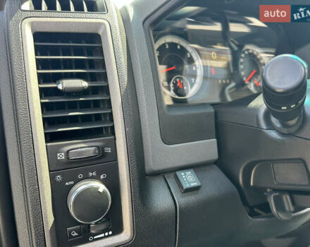 Серый Додж RAM 1500, объемом двигателя 5.7 л и пробегом 241 тыс. км за 24900 $, фото 24 на Automoto.ua