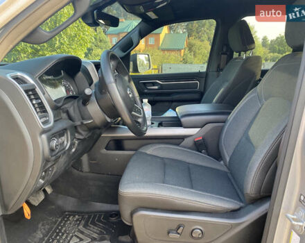 Серый Додж RAM 1500, объемом двигателя 5.7 л и пробегом 15 тыс. км за 49990 $, фото 10 на Automoto.ua