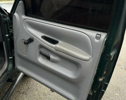 Зеленый Додж RAM 1500, объемом двигателя 5.2 л и пробегом 329 тыс. км за 6800 $, фото 12 на Automoto.ua