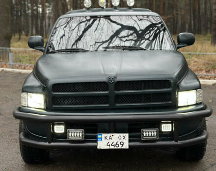 Зеленый Додж RAM 1500, объемом двигателя 5.2 л и пробегом 329 тыс. км за 6800 $, фото 2 на Automoto.ua