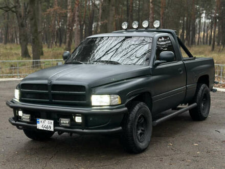 Зеленый Додж RAM 1500, объемом двигателя 5.2 л и пробегом 329 тыс. км за 6800 $, фото 1 на Automoto.ua