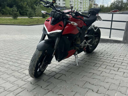 Красный Дукати Стритфайтер, объемом двигателя 1.1 л и пробегом 11 тыс. км за 16999 $, фото 1 на Automoto.ua