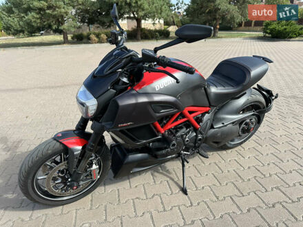 Дукати Diavel Carbon 2015 в Киеве на Automoto.ua Дукати Diavel Carbon, объемом двигателя 1.2 л и пробегом 14 тыс. км за 14300 $, фото 1 на Automoto.ua