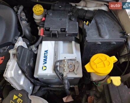 Белый Фиат 500 X, объемом двигателя 2.4 л и пробегом 146 тыс. км за 11000 $, фото 44 на Automoto.ua