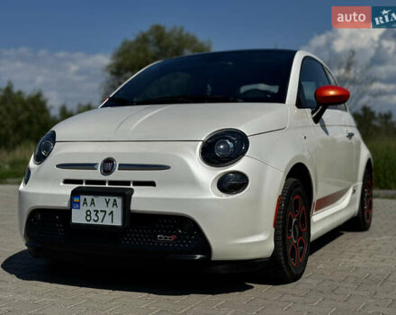 Белый Фиат 500e, объемом двигателя 0 л и пробегом 58 тыс. км за 8400 $, фото 3 на Automoto.ua
