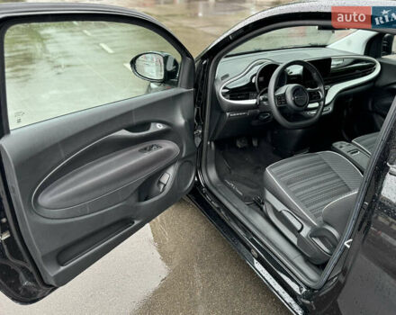 Черный Фиат 500e, объемом двигателя 0 л и пробегом 28 тыс. км за 14900 $, фото 30 на Automoto.ua