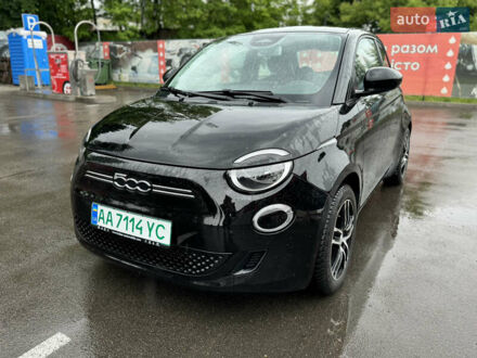 Фиат 500e 2021 в Киеве на Automoto.ua Черный Фиат 500e, объемом двигателя 0 л и пробегом 28 тыс. км за 15100 $, фото 1 на Automoto.ua
