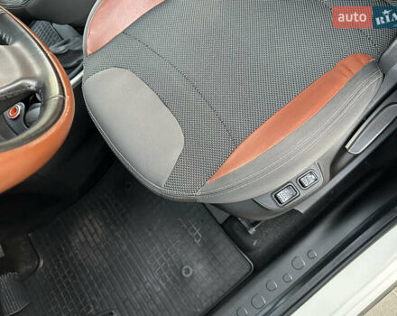 Белый Фиат 500L, объемом двигателя 1.3 л и пробегом 176 тыс. км за 8900 $, фото 61 на Automoto.ua