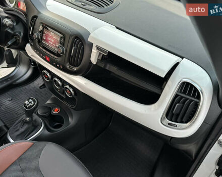 Белый Фиат 500L, объемом двигателя 1.3 л и пробегом 176 тыс. км за 8900 $, фото 68 на Automoto.ua