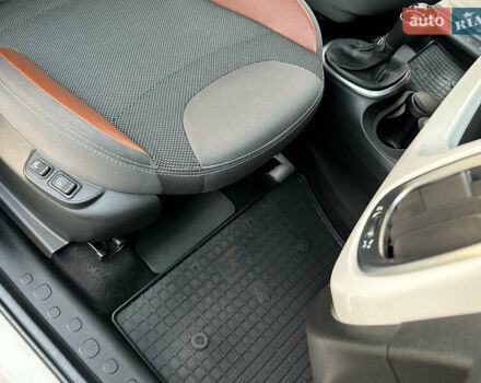 Белый Фиат 500L, объемом двигателя 1.3 л и пробегом 176 тыс. км за 8900 $, фото 44 на Automoto.ua