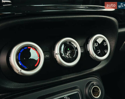 Черный Фиат 500L, объемом двигателя 1.37 л и пробегом 140 тыс. км за 10900 $, фото 31 на Automoto.ua