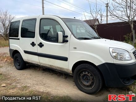 Белый Фиат Добло, объемом двигателя 1.6 л и пробегом 220 тыс. км за 3800 $, фото 1 на Automoto.ua