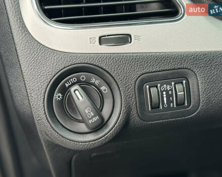 Серый Фиат Фримонт, объемом двигателя 0 л и пробегом 209 тыс. км за 14750 $, фото 56 на Automoto.ua