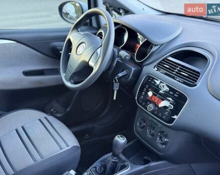 Белый Фиат Гранде Пунто, объемом двигателя 1.37 л и пробегом 74 тыс. км за 5600 $, фото 13 на Automoto.ua