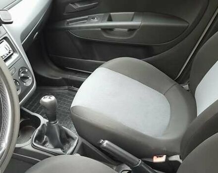 Белый Фиат Гранде Пунто, объемом двигателя 1.4 л и пробегом 117 тыс. км за 5899 $, фото 18 на Automoto.ua