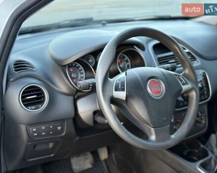 Белый Фиат Гранде Пунто, объемом двигателя 1.37 л и пробегом 74 тыс. км за 5600 $, фото 9 на Automoto.ua