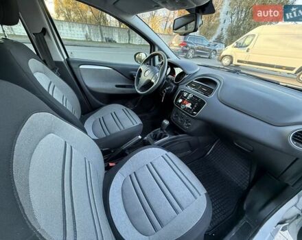 Белый Фиат Гранде Пунто, объемом двигателя 1.37 л и пробегом 74 тыс. км за 5600 $, фото 11 на Automoto.ua