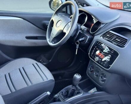 Белый Фиат Гранде Пунто, объемом двигателя 1.37 л и пробегом 74 тыс. км за 5600 $, фото 8 на Automoto.ua