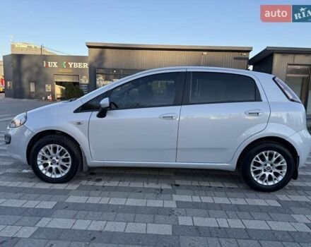 Белый Фиат Гранде Пунто, объемом двигателя 1.37 л и пробегом 74 тыс. км за 5600 $, фото 4 на Automoto.ua