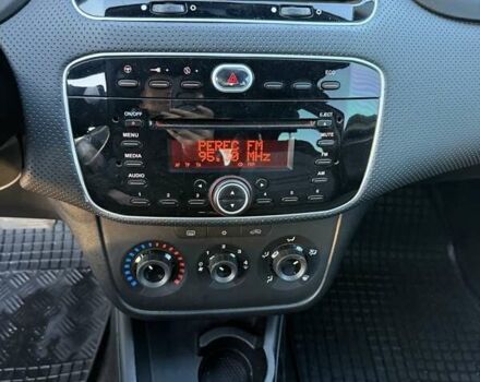 Белый Фиат Гранде Пунто, объемом двигателя 1.37 л и пробегом 74 тыс. км за 5600 $, фото 12 на Automoto.ua