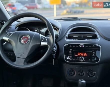 Белый Фиат Гранде Пунто, объемом двигателя 1.37 л и пробегом 74 тыс. км за 5600 $, фото 7 на Automoto.ua