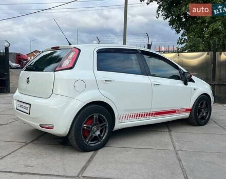 Фіат Гранде Пунто 2012 у Києві на Automoto.ua Білий Фіат Гранде Пунто, об'ємом двигуна 1.37 л та пробігом 194 тис. км за 5990 $, фото 4 на Automoto.ua