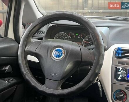 Фіат Гранде Пунто 2012 у Києві на Automoto.ua Білий Фіат Гранде Пунто, об'ємом двигуна 1.37 л та пробігом 194 тис. км за 5990 $, фото 13 на Automoto.ua