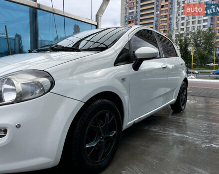 Белый Фиат Гранде Пунто, объемом двигателя 1.37 л и пробегом 104 тыс. км за 4800 $, фото 4 на Automoto.ua
