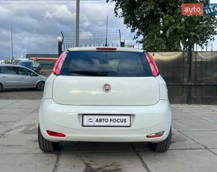 Фіат Гранде Пунто 2012 у Києві на Automoto.ua Білий Фіат Гранде Пунто, об'ємом двигуна 1.37 л та пробігом 194 тис. км за 5990 $, фото 5 на Automoto.ua