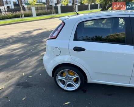 Белый Фиат Гранде Пунто, объемом двигателя 1.25 л и пробегом 145 тыс. км за 7000 $, фото 16 на Automoto.ua