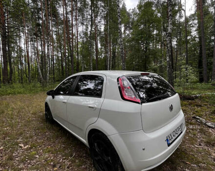 Белый Фиат Гранде Пунто, объемом двигателя 1.37 л и пробегом 104 тыс. км за 4800 $, фото 2 на Automoto.ua