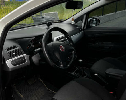 Белый Фиат Гранде Пунто, объемом двигателя 1.37 л и пробегом 104 тыс. км за 4800 $, фото 12 на Automoto.ua