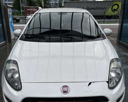 Белый Фиат Гранде Пунто, объемом двигателя 1.37 л и пробегом 104 тыс. км за 4800 $, фото 1 на Automoto.ua