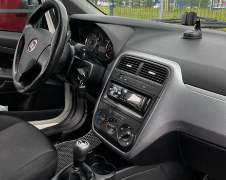 Белый Фиат Гранде Пунто, объемом двигателя 1.37 л и пробегом 104 тыс. км за 4800 $, фото 7 на Automoto.ua