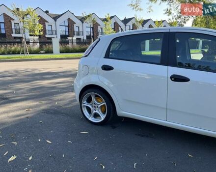 Белый Фиат Гранде Пунто, объемом двигателя 1.25 л и пробегом 145 тыс. км за 7000 $, фото 1 на Automoto.ua