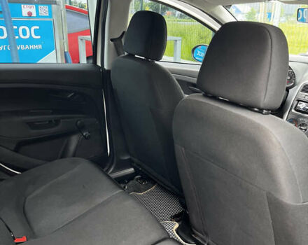 Белый Фиат Гранде Пунто, объемом двигателя 1.37 л и пробегом 104 тыс. км за 4800 $, фото 8 на Automoto.ua