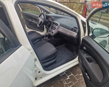 Белый Фиат Гранде Пунто, объемом двигателя 1.37 л и пробегом 130 тыс. км за 5300 $, фото 6 на Automoto.ua