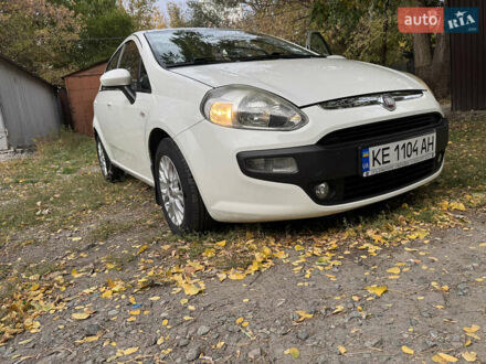 Фиат Гранде Пунто 2011 в Днепре (Днепропетровске) на Automoto.ua Белый Фиат Гранде Пунто, объемом двигателя 1.37 л и пробегом 90 тыс. км за 6800 $, фото 1 на Automoto.ua