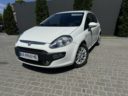 Фіат Гранде Пунто 2011 у Кропивницькому (Кіровограді) на Automoto.ua Білий Фіат Гранде Пунто, об'ємом двигуна 1.4 л та пробігом 300 тис. км за 5100 $, фото 1 на Automoto.ua