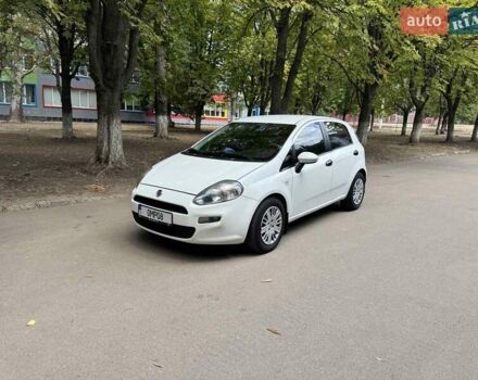 Белый Фиат Гранде Пунто, объемом двигателя 1.4 л и пробегом 168 тыс. км за 5600 $, фото 1 на Automoto.ua