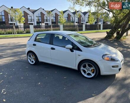 Белый Фиат Гранде Пунто, объемом двигателя 1.25 л и пробегом 145 тыс. км за 7000 $, фото 1 на Automoto.ua