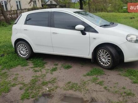 Фиат Гранде Пунто 2012 в Горишние Плавни (Комсомольск) на Automoto.ua Белый Фиат Гранде Пунто, объемом двигателя 1.37 л и пробегом 205 тыс. км за 5000 $, фото 1 на Automoto.ua