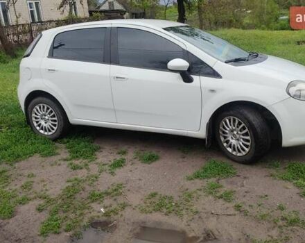 Білий Фіат Гранде Пунто, об'ємом двигуна 1.37 л та пробігом 205 тис. км за 5000 $, фото 1 на Automoto.ua