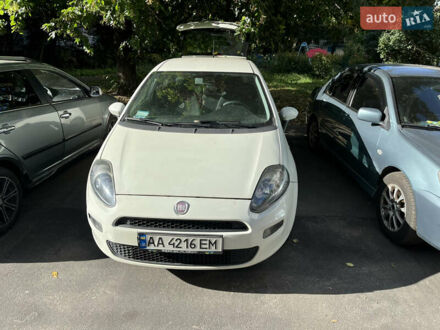 Фиат Гранде Пунто 2012 в Киеве на Automoto.ua Белый Фиат Гранде Пунто, объемом двигателя 1.37 л и пробегом 180 тыс. км за 3800 $, фото 1 на Automoto.ua