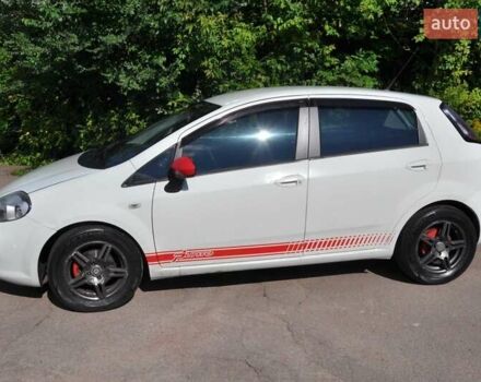 Белый Фиат Гранде Пунто, объемом двигателя 1.4 л и пробегом 195 тыс. км за 5400 $, фото 1 на Automoto.ua
