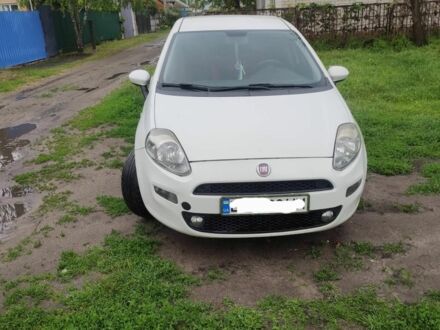 Фіат Гранде Пунто 2012 у Горішні Плавні (Комсомольськ) на Automoto.ua Білий Фіат Гранде Пунто, об'ємом двигуна 1.4 л та пробігом 205 тис. км за 5500 $, фото 1 на Automoto.ua