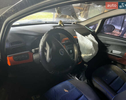 Черный Фиат Гранде Пунто, объемом двигателя 1.37 л и пробегом 250 тыс. км за 1500 $, фото 4 на Automoto.ua